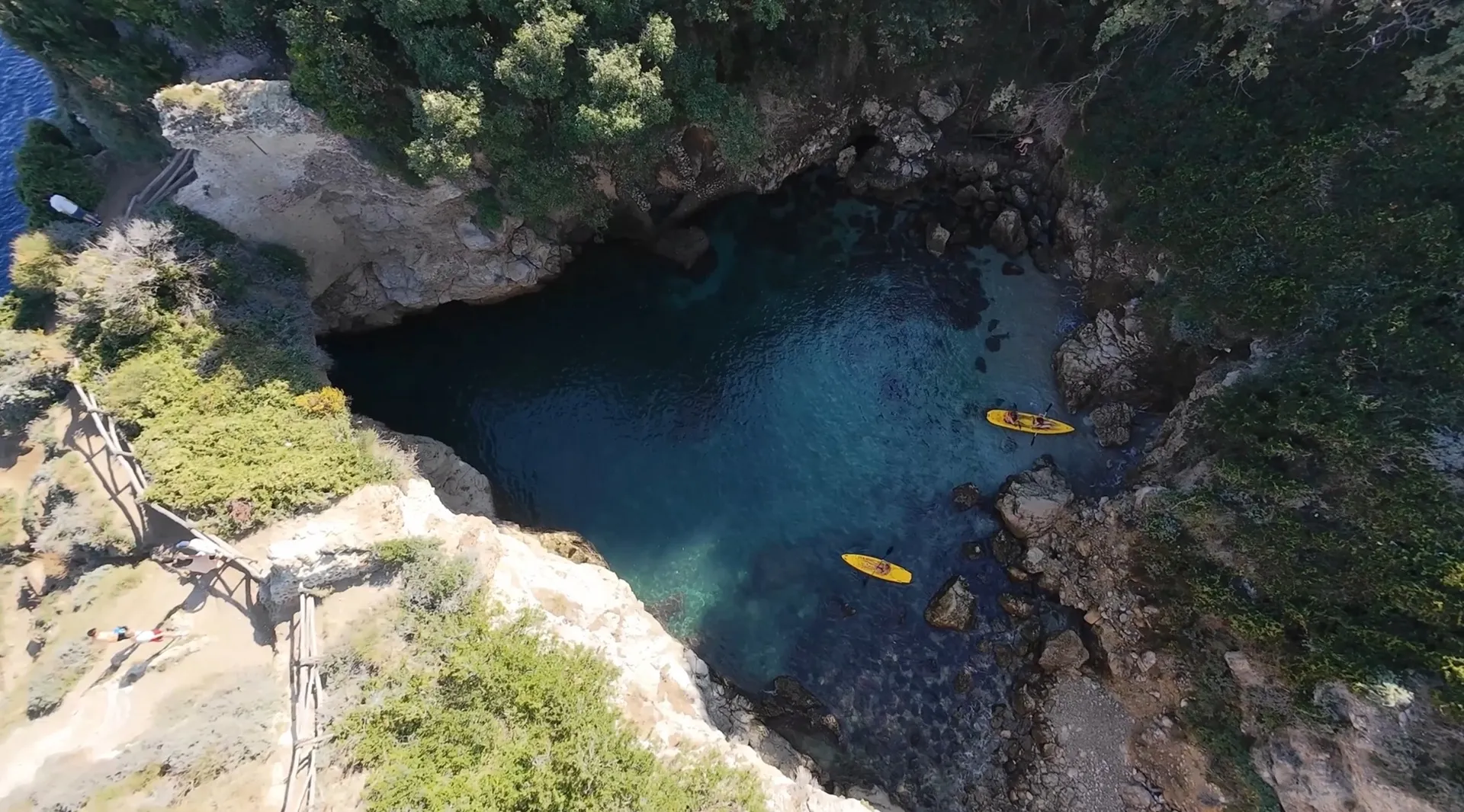 Explore the coast, paddling between excitement and freedom by kayak or Sup